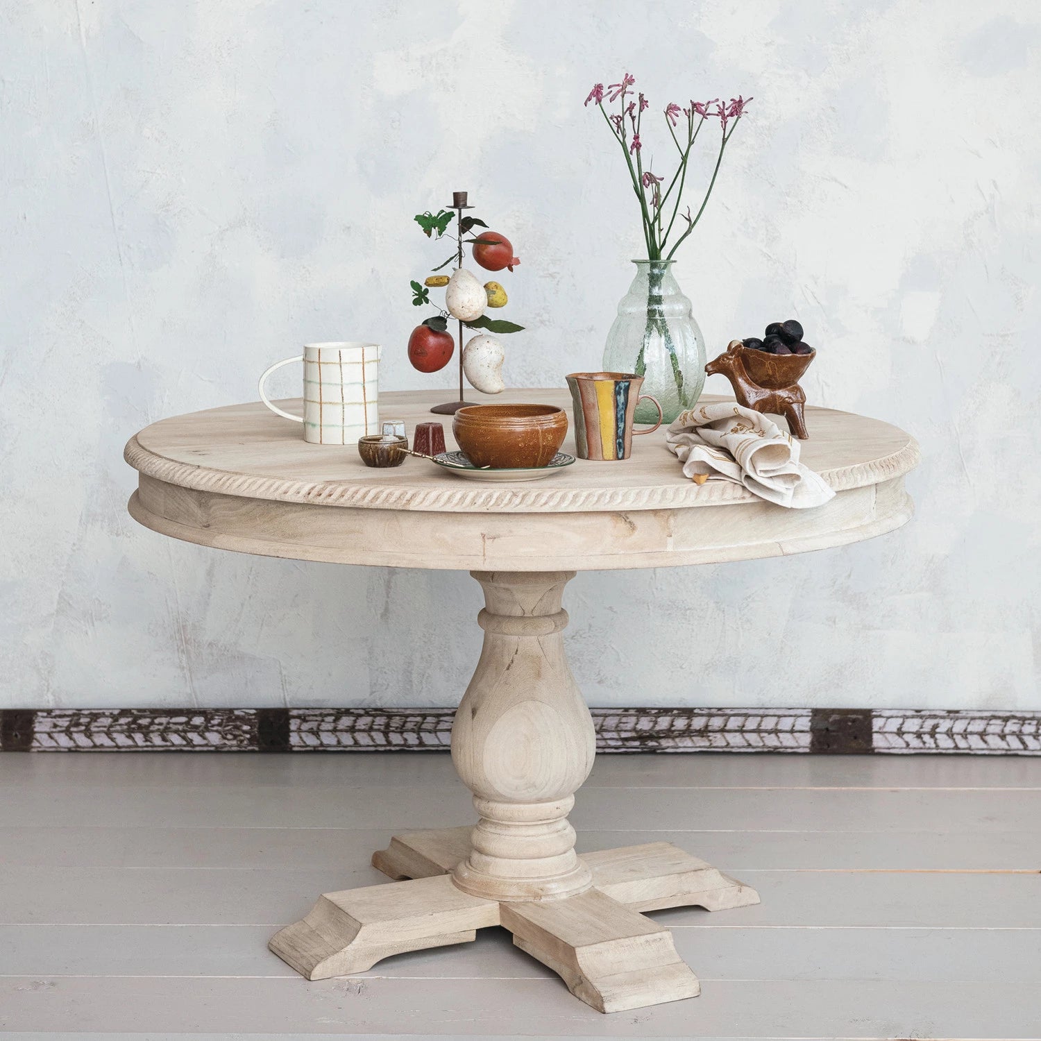 Villa 47" Round Table